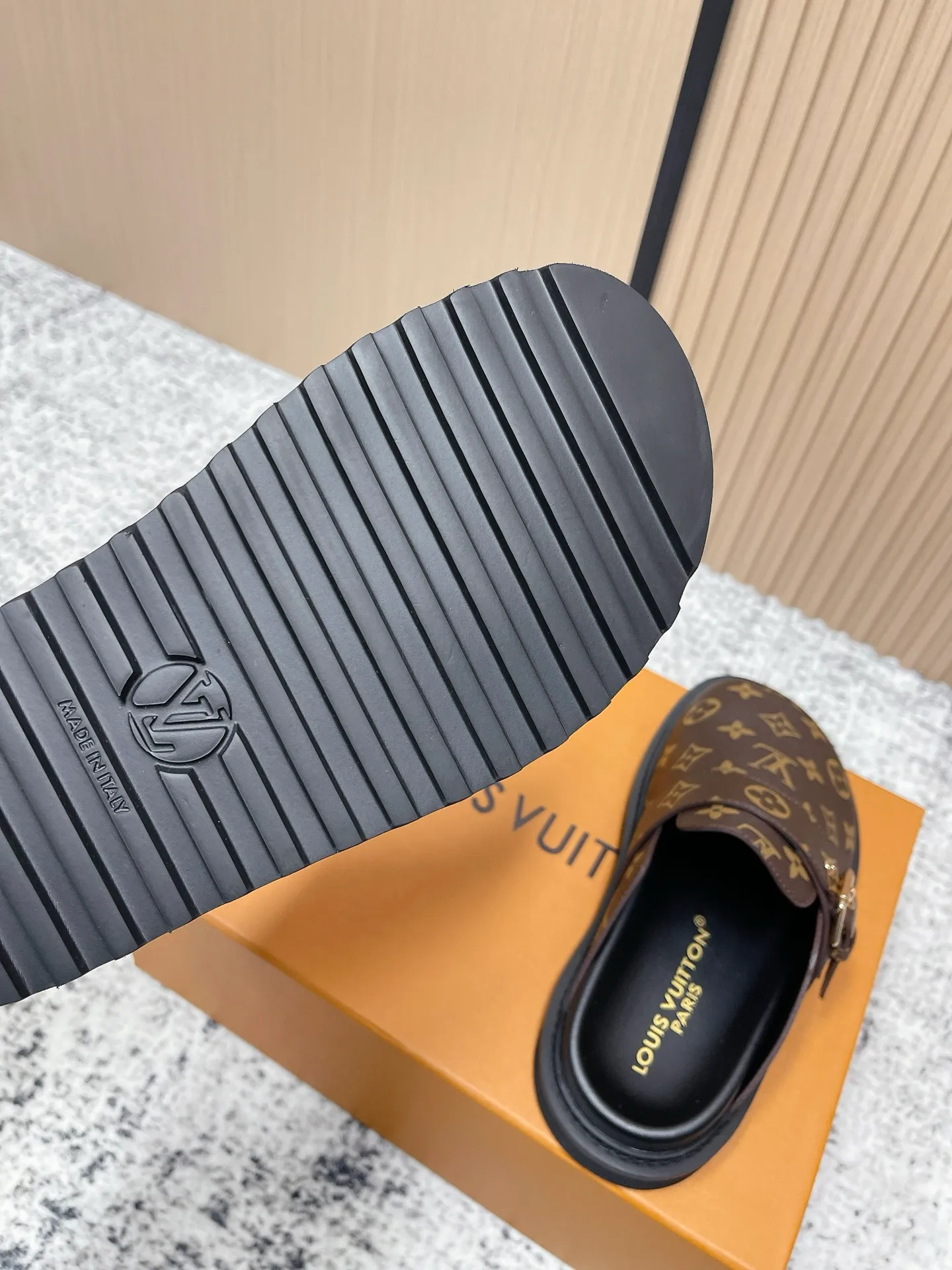 [L Family] P: 460💰 Size: 35-46 (female 40.41, male 45 46 custom-made) Top version Louis vuitton Lv new couple Birkenstock slippers. Cute and cute, not too good on the feet. Simple and high-end slingback design. Ready to wear and go. Good news for lazy people. Imported cowhide leather upper/imported old calico. Original hardware buckle, original molded high-density foam outsole.